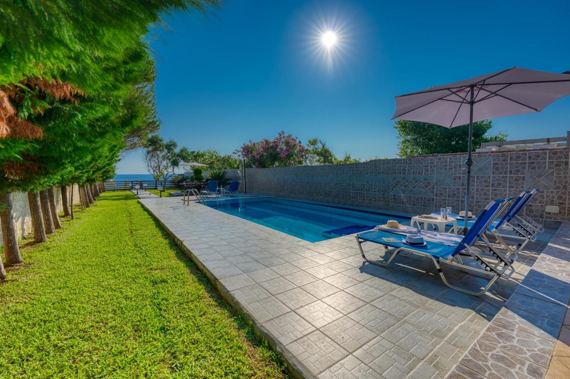 Villa Angela Agios Matthaios  Exterior photo